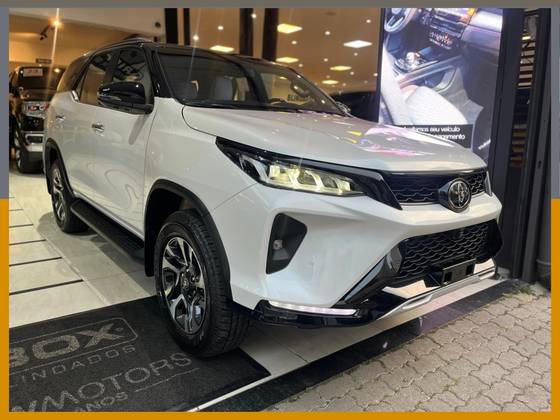 TOYOTA HILUX SW4 2.8 D-4D TURBO DIESEL DIAMOND 7L 4X4 AUTOMÁTICO